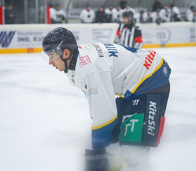 Auch 2025/26 im Adlertrikot: Matteo Mitrovic!